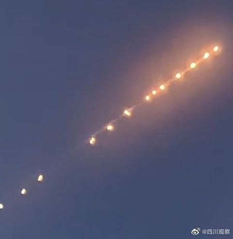 НЛО в виде цепочки огней в небе над Китаем