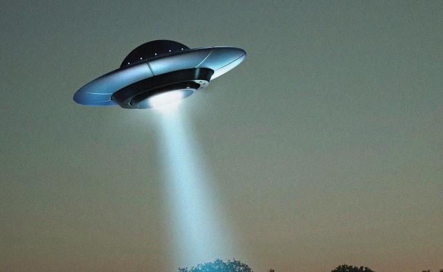 Странные звуки в доме, фигура у постели и светящийся НЛО на улице 