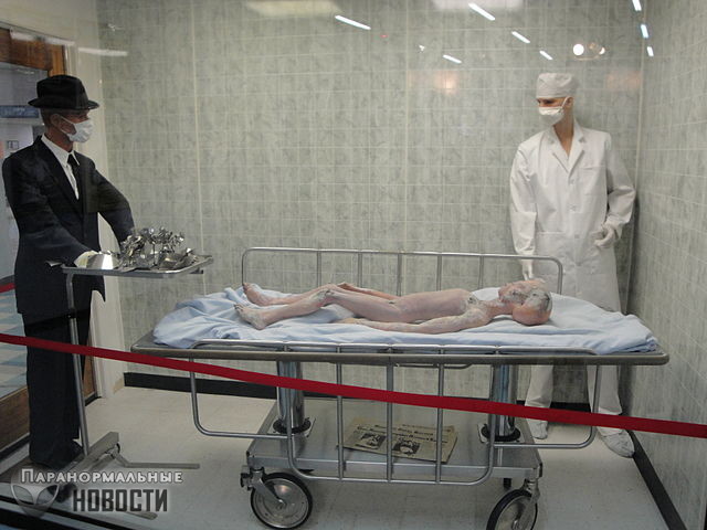 Рассказы о телах пришельцев от Гленна Дэнниса, который работал бальзамировщиком тел в Розуэлле