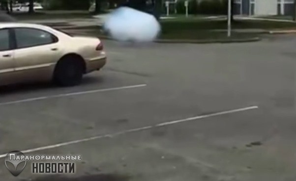 На видео засняли странное &laquo;живое&raquo; облако, плывущее невысоко над тротуаром 
