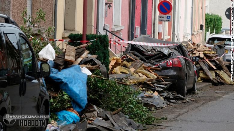 По Люксембургу пронесся смерч, срывая крыши с домов 