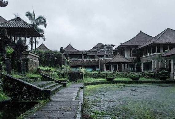 По заброшенному курорту на Бали бродят призраки 