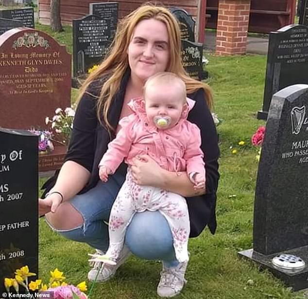 Женщина снимала на видео, как ее дочь говорит с невидимкой, и увидела летающие орбы 
